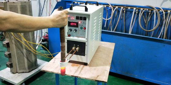 ราคาดี เครื่องประสานแบบเหนี่ยวนำอย่างรวดเร็ว 60KW สำหรับตัวกระจายความร้อนและตัวแลกเปลี่ยนความร้อนอลูมิเนียม ออนไลน์