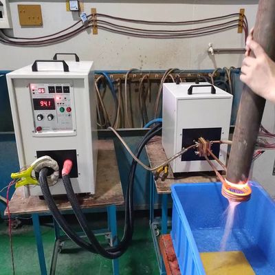 ราคาดี เครื่องทำความร้อนเหนี่ยวนำความถี่สูงชนิดแนวตั้งที่ได้รับการรับรอง CE พร้อม Infineon IGBT เพื่อการให้ความร้อนและการชุบแข็งที่มีประสิทธิภาพ ออนไลน์